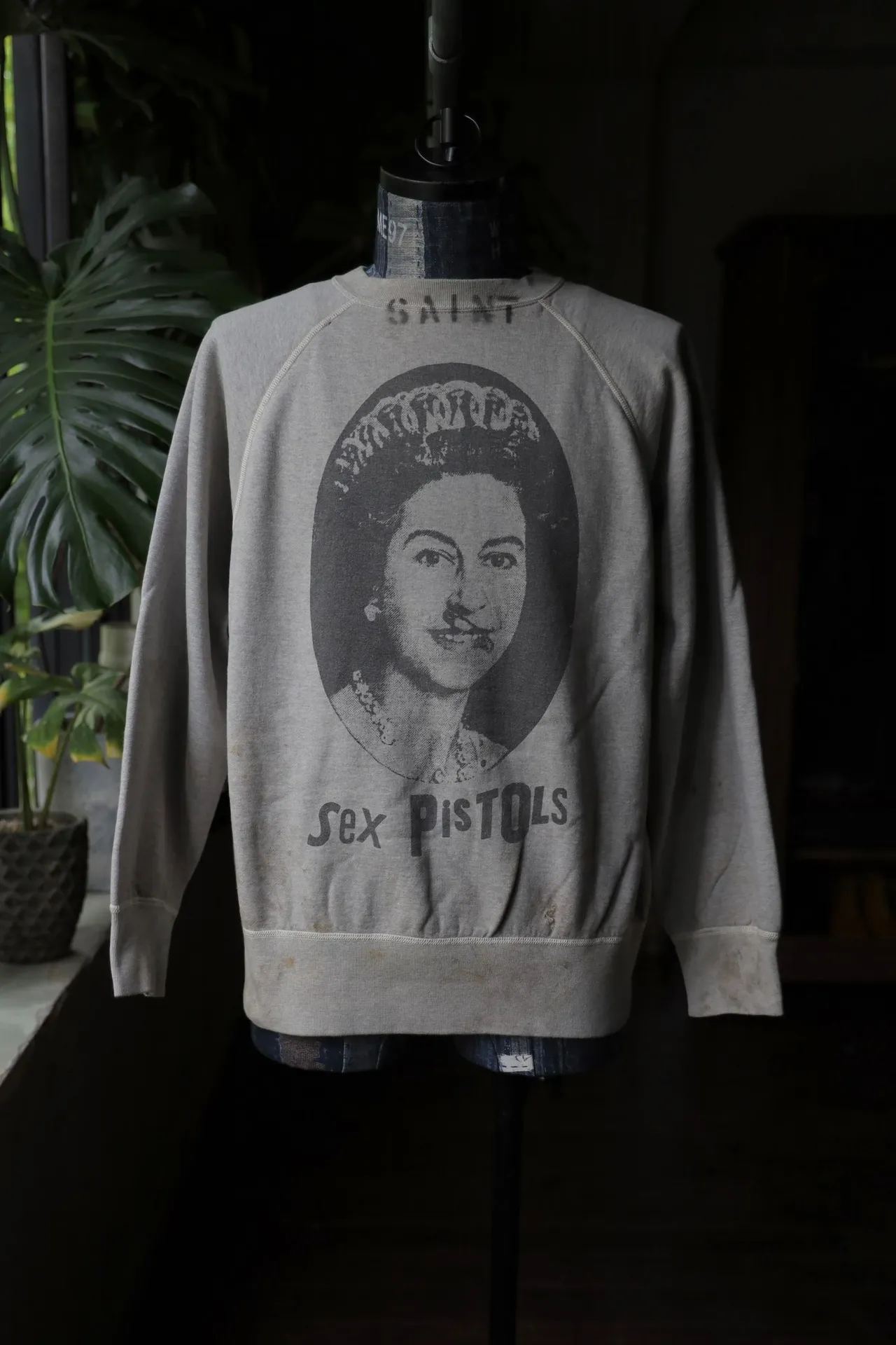 SAINT Mxxxxxx x SEX PISTOLS QUEEN SP_CREW SWT/GRAY band co-branded retro sweatshirt Queen's distressed sweatshirt with holes Distressed gray S-XL Retro distressed distressed hole wash treatment Hand-made graffiti treatment Factory four-needle six-thread boneless sewing Correct co-branded collar label/correct fruit label/wash water label/little angel label